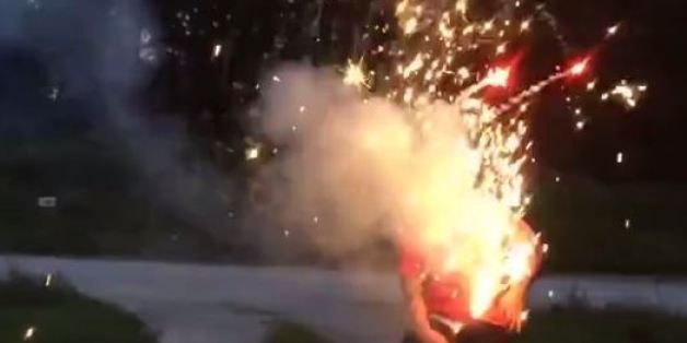 Der spinnt: Mann steckt sich Rakete in die Hose