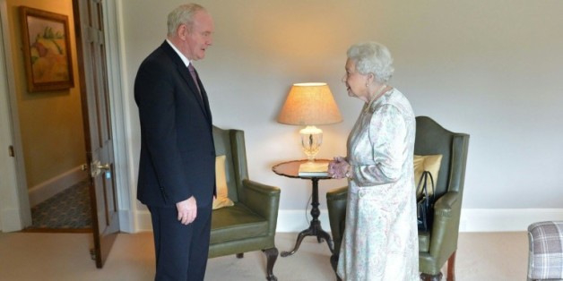 Photo fournie par le Northern ireland Office montrant la reine Elizabeth II rencontrant le vice-Premier ministre d'Irlande du Nord, Martin McGuinness, à Hillsborough Castle à Belfast le 27 juin 2016