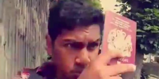 Der 20-Jährige Nalin Dissanayake zeigt Passanten seinen britischen Pass - damit reagiert er auf die jüngste Hasswelle gegenüber Minderheiten in Großbritannien