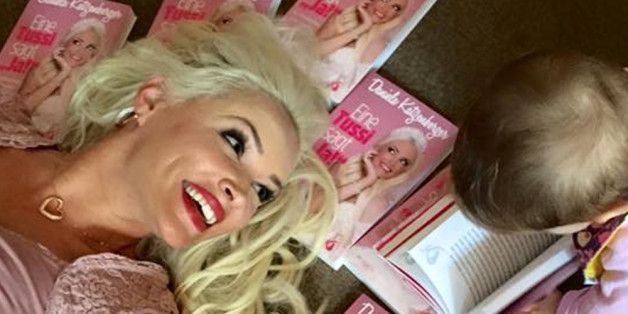 Einen kleinen Fan hat Daniela Katzenbergers Buch "Eine Tussi sagt 'Ja'" schon