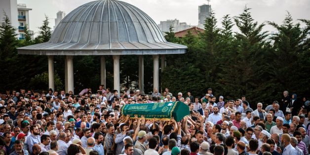 People carry the coffin of suicide attack victim Mohammad Eymen Demirci on June 29, 2016 in Istanbul during his funeral a day after a suicide bombing and gun attack targeted Istanbul's Ataturk airport, killing 41 people. Turkey pointed the finger of blame at Islamic State jihadists on June 29 after suicide bombers armed with automatic rifles attacked Istanbul's main international airport, killing 41 people, including foreigners. / AFP / OZAN KOSE (Photo credit should read OZAN KOSE/AFP/Ge