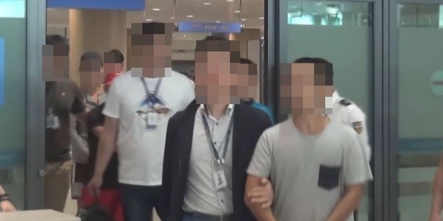 유령 회사 명의의 대포통장을 이용, 1조원대 스포츠 도박사이트를 운영한 조직폭력배 등 50명이 경찰에 검거됐다. 국내로 압송한 피의자들의 모습.