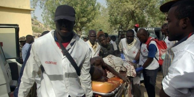 Evacuation d'une personne blessée lors d'un attentat suicide le 28 janvier 2016 à Mora dans le nord du Cameroun