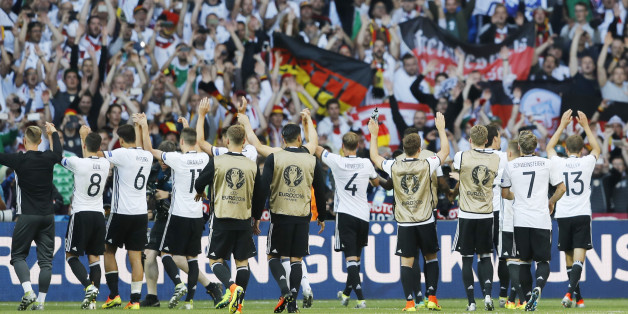 Die Deutsche Mannschaft feiert mit den Fans nach dem Achtelfinalsieg gegen die Slowakei