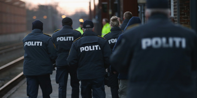 Umstrittenes "Schmuckgesetz": Dänische Polizei nimmt Asylbewerbern erstmals Geld ab