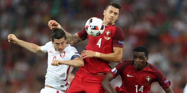 Der Pole Robert Lewandowski im Zweikampf mit Jose Fonte