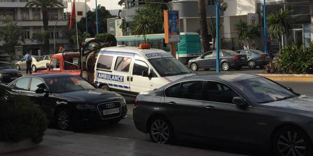 L’incroyable scène d’une dépanneuse qui saisit une ambulance à Casablanca