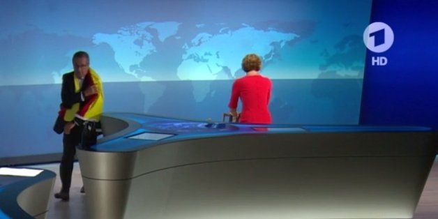 "Ich zieh mal meine Schuhe aus": Diese Szene spielte sich während des Italien-Spiels im ARD-Studio ab