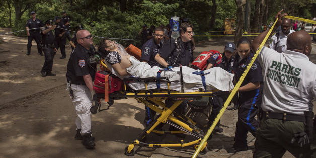Nach einer Exlosion im Central Park in New York wird ein Schwerverletzter abtransportiert