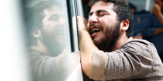 An Iraqi man mourns in the holy Iraqi city of Najaf during the funeral procession for the victims of a suicide bombing that ripped through Baghdad's busy shopping district of Karrada on July 3, 2016. The blast hit the Karrada district early in the day as the area was packed with shoppers ahead of this week's holiday marking the end of the Muslim fasting month of Ramadan, killing at least 75 people in the deadliest single attack this year in Iraq's capital. / AFP / Haidar HAMDANI (Photo cr