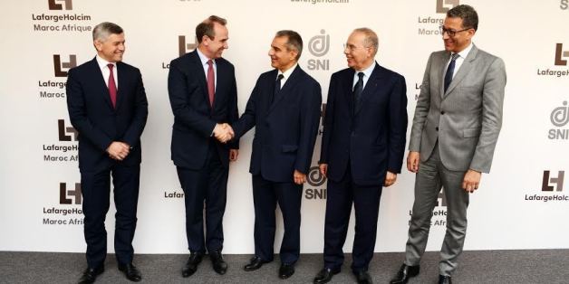 Hassan Ouriagli, PDG de la SNI en compagnie d'Eric Olsen, le DG de LafargeHolcim lors de la signature de l'accord de lancement de leur filiale commune