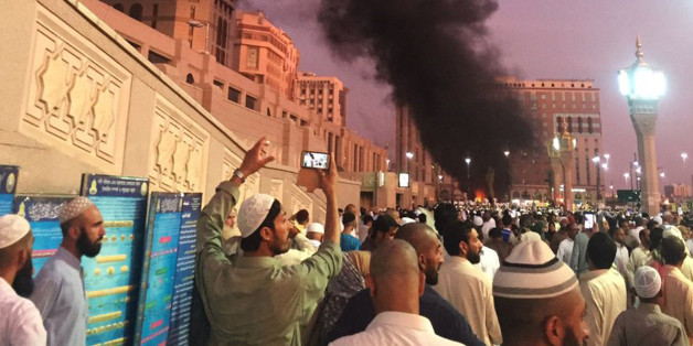 Eine Rauchwolke steht über dem Ort des Selbstmordattentats in Medina