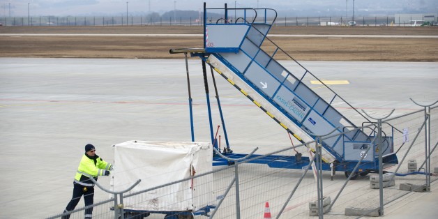 Bombenwarnung in Kassel - Polizei evakuiert Flugzeug vor Türkei-Flug