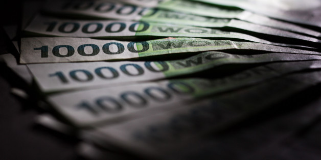 Bundles of South Korean money are stacked, ahead of their release, in the basement of the central bank in Seoul January 23, 2014. The release is aimed at stimulating the flow of money ahead of the Lunar New Year holidays next week. REUTERS/Jung Yeon-je/Pool (SOUTH KOREA - Tags: BUSINESS)