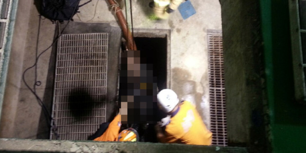 119구조대원들이 7일 오후 제주 서귀포시 표선면 토산리에 설치된 지하 6m 깊이의 오수펌프시설에서 근로자들을 구조하는 모습