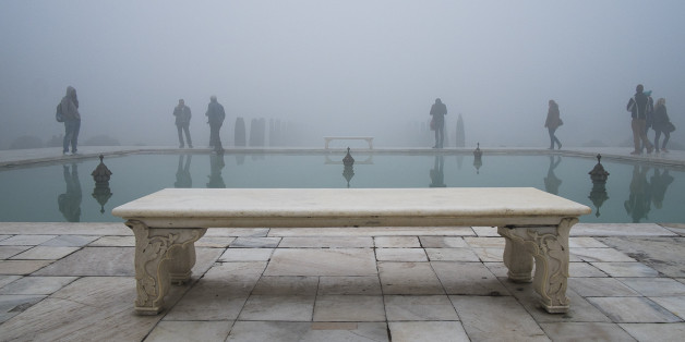 Dans son projet photo "Volte face", le photographe Oliver Curtis a immortalisé les monuments... dans l'autre sens.