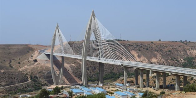 Le roi inaugure l'autoroute de contournement de Rabat et le pont à haubans