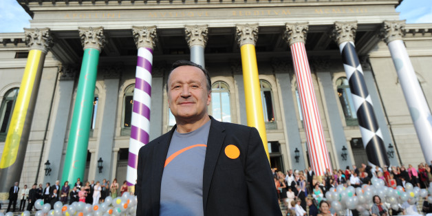 Der Intendant der Bayerischen Staatsoper, Nikolaus Bachler, steht vor der Bayerischen Staatsoper in München.
