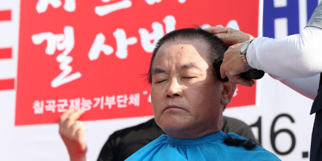9일 오후 경북 칠곡군 왜관읍 왜관역 광장에서 열린 사드 칠곡배치 반대 '범국민 궐기대회'에 참가한 백선기 칠곡군수가 삭발식을 하고 있다.