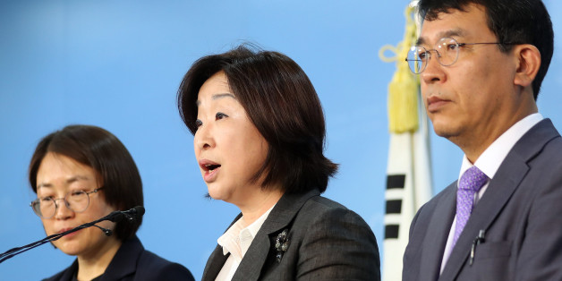 정의당 심상정 대표가 10일 오전 국회 정론관에서 사드배치 관련 긴급 기자회견을 하고 있다. 왼쪽부터 정의당 추혜선 대변인, 심 대표, 김종대 의원.