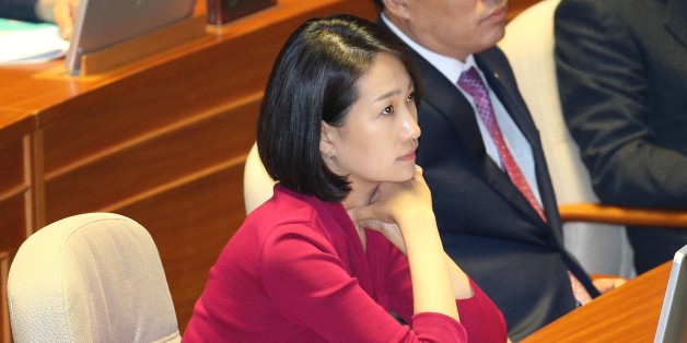 리베이트 수수 의혹을 받는 국민의당 김수민 의원이 4일 오전 국회 본회의장에서 대정부 질문을 보고 있다.