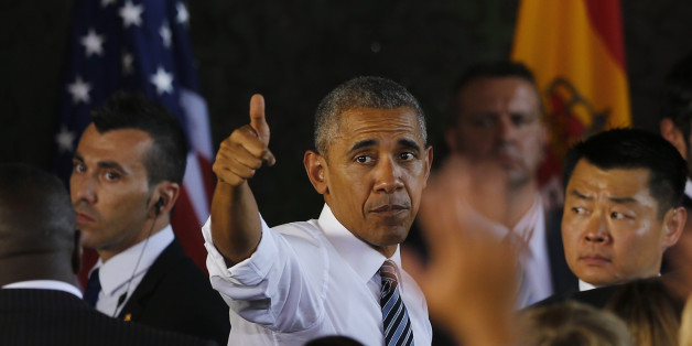 U.S President Barack Obama gives a thumbs up after his speech at the Rota naval airbase, near Cadiz, Spain, July 10, 2016. REUTERS/Marcelo Del Pozo