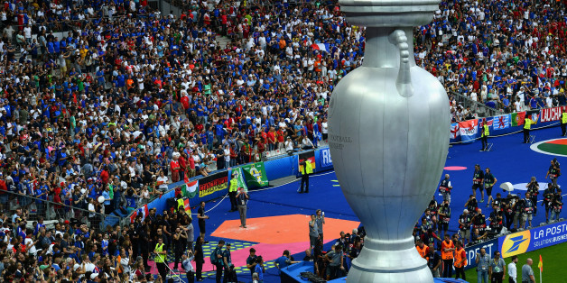 Ein überdimensionaler Pokal steht beim Auftakt zum EM-Finalspiel im Stadion von Paris