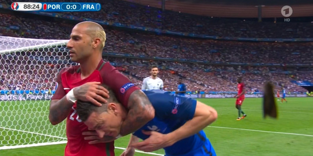 Ricardo Quaresma (l.) klemmt sich Laurent Koscielny unter den Arm – ein Sinnbild für diese EM 2016