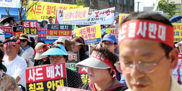 9일 오후 경북 칠곡군 왜관읍 왜관역 광장에서 열린 사드 칠곡배치 반대 '범국민 궐기대회'에 참가한 군민들이 구호를 외치고 있다.
