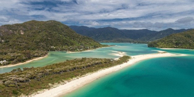 Photo non datée de la plage Awaroa, une bande de 800 m de sable fin adjacente au Abel Tasman National Park sur l'île du sud de Nouvelle-Zélande, rachetée grâce
