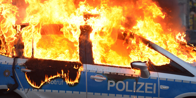 Bei den Demonstrationen in Frankfurt wurden Polizeiautos in Brand gesetzt.