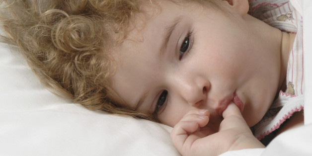 Das passiert mit Kindern, die am Daumen nuckeln oder Fingernägel kauen.