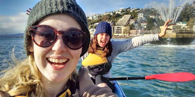 Elles prennent un kayak pour rejoindre une arène Pokémon Go dans l'océan