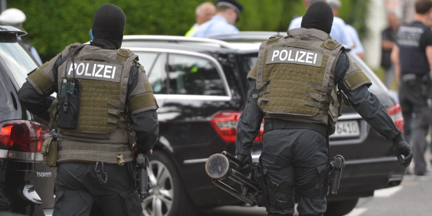 Spezialkräfte rücken am Einsatzort in Stuttgart an