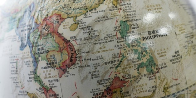 La mer de Chine méridionale vue sur un globe en vente dans une librairie de Pékin le 15 juin 2015