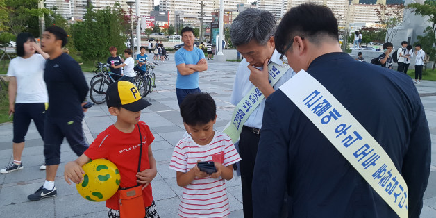 '포켓몬GO' 열풍에 따른 사건·사고 등이 우려되자 속초경찰서(서장 김종철) 경찰관들이 지난 14일 속초 엑스포광장과 속초해변 인근에서 순찰활동을 하고 있다.