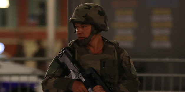 Ein Soldat bewacht den Tatort an der französischen Riveria