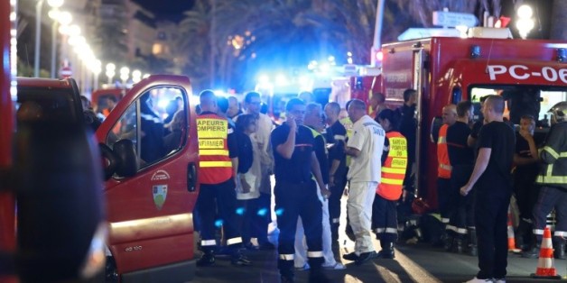 Policiers et pompiers sur la Promenade des Anglais où un camion a foncé le 14 juillet 2016 à Nice tuant 84 personnes