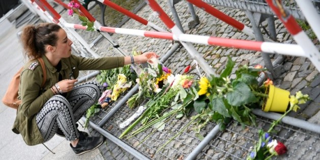 Des fleurs en hommage aux victimes de l'attentat de Nice, déposées le 15 juillet 2016 devant l'ambassade de France à Berlin