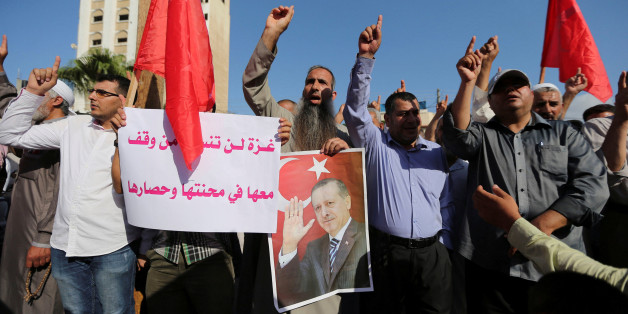 Palestinians take part in a Hamas a rally in support of Turkish President Tayyip Erdogan's government against a coup attempt, in Khan Younis in the southern Gaza Strip July 16, 2016. The sign reads: "Gaza will not forget who stand with it in its adversity and blockade". REUTERS/Ibraheem Abu Mustafa