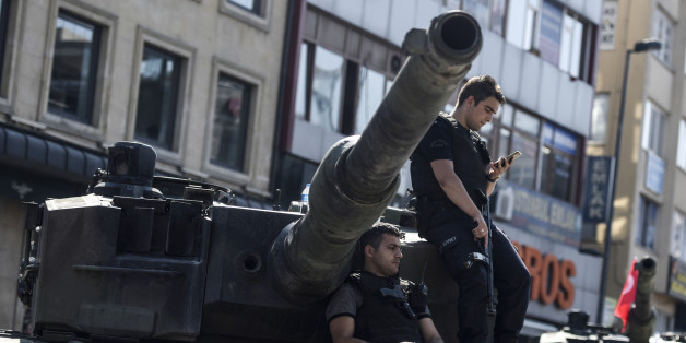Türkische Polizisten nach dem vereitelten Militärputsch in der Türkei