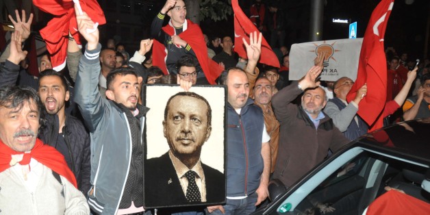 Ces soutiens quasi-unanimes (et parfois inattendus) qui pourraient renforcer Erdogan après le coup d'Etat raté en Turquie