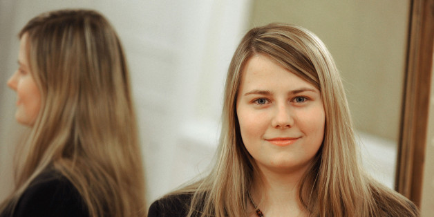 Natascha Kampusch am Montag, 14. Dezember 2009 waehrend einer Pressekonferenz in Hamburg anlaesslich der Praesentation des Dokumentarfilms "Natascha Kampusch-3096 Tage Gefangenschaft". Die 21-jaehrige war bis zum 23.August 2006 achteinhalb Jahre lang in einem Keller eingesperrt. (AP Photo/Fabian Bimmer) Austrian Natascha Kampusch is pictured prior to a presscall in Hamburg, Germany, on Monday, Dec. 14, 2009. Kampusch, who was prisoned in a cellar for eight and a half years, took part at a presspresentation of the film "Natascha Kampusch-3096 Days Imprisonment". (AP Photo/Fabian Bimmer)