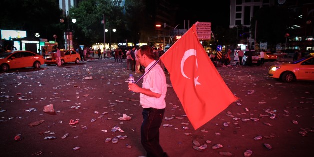 Ein einsamer Protestler nach dem versuchten Militärputsch in der Türkei. Das Volk stellte sich größtenteils auf die Seite Erdogans.