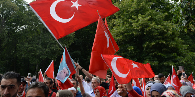 Türken demonstrieren in Berlin gegen den versuchten Militärputsch