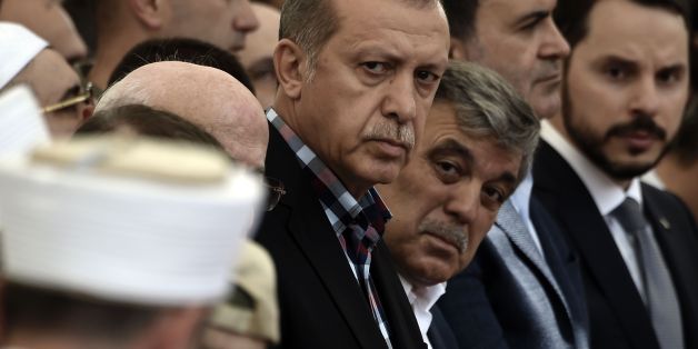 Staatspräsident Recep Tayyip Erdogan und sein Amtsvorgänger Abdullah Gül nehmen an der Beerdigung eines Opfers des Aufstandes teil