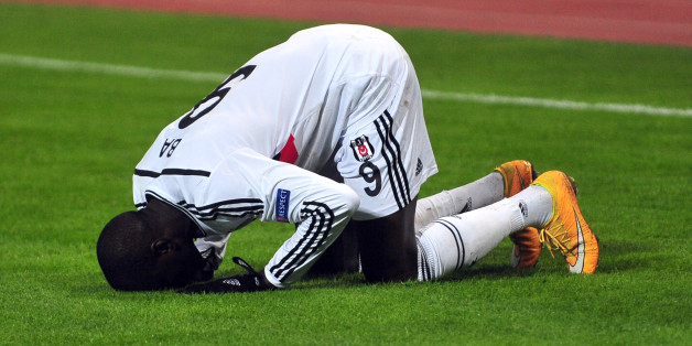 Après son horrible blessure, les messages de soutien se multiplient pour Demba Ba