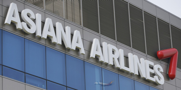 A view of the Asiana Airline's head office in Seoul August 8, 2013. Asiana Airlines Inc reported on Friday a deeper operating loss than expected after North Korean tensions hurt travel demand, with further weakness seen in the current quarter following the July plane crash in San Francisco. Picture taken on August 8, 2013. REUTERS/Kim Hong-Ji (SOUTH KOREA - Tags: TRANSPORT BUSINESS)