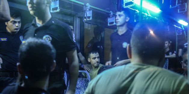 Arrestation de militaires par des policiers le 16 juillet 2016 à Istanbu