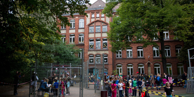 Archivbild: Die Rütli-Schule im Stadtbezirk Neukölln galt lange Zeit als die schlimmste Schule Deutschlands. Aber das Image hat sich gewandelt: "Gemeinschaftsschule auf dem Campus Rütli" heißt die neue Schule jetzt. Und dort haben nun die ersten Schüler ihr Abitur gemacht